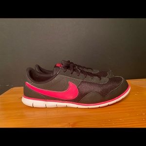 Women’s Nike Victoria Shoes/Sneakers Pink / Black
